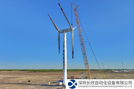 中国华能自主研制的世界首台串列式双风轮风机成功吊装
