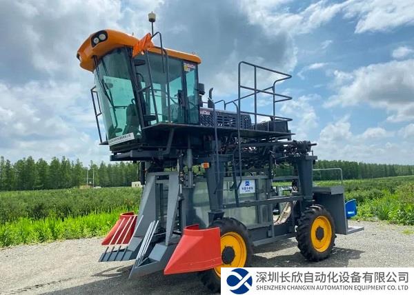 国内首台自走式蓝莓（蓝靛果）收获机成功研制