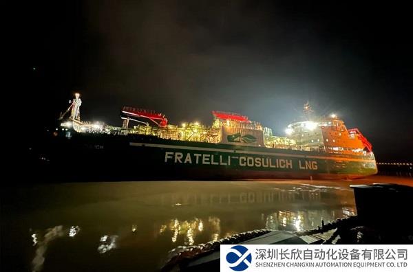 中集安瑞科自主设计建造LNG加注船在江苏出海试航