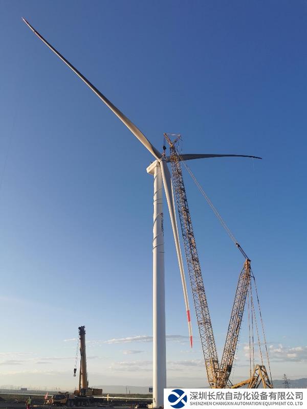 新疆首个“以大代小”项目首台机组顺利吊装